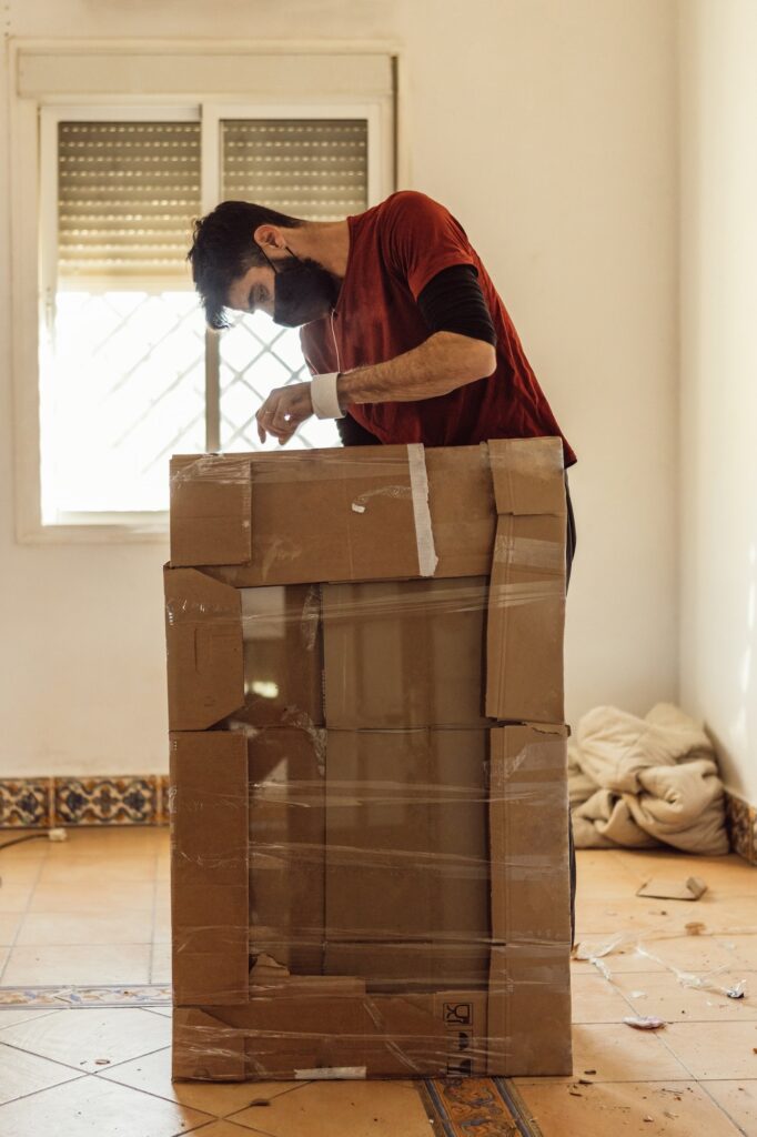 worker packing a glass pane in a moving operation